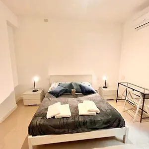 Double With Private Bathroom In Shared Roma